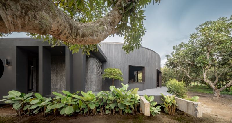 Новое кафе "MADA" в маленьком саду в городе Чианграй, Таиланд