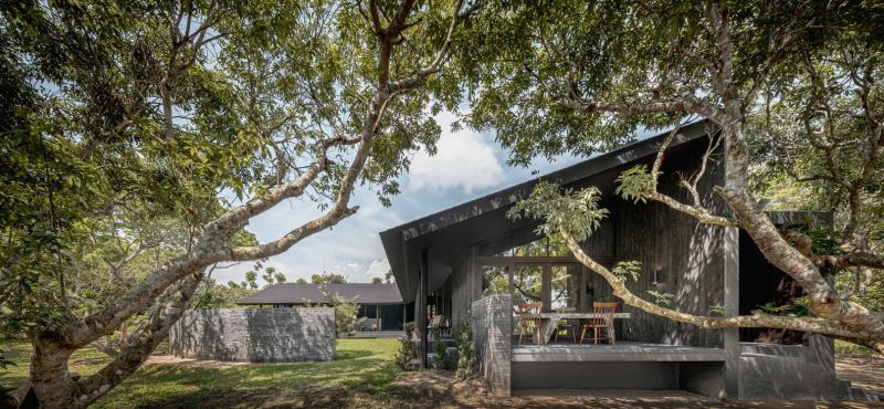 Новое кафе "MADA" в маленьком саду в городе Чианграй, Таиланд