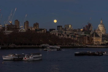Первое в 2026 году суперлуние произошло на Земле — фотографы поделились завораживающими снимками