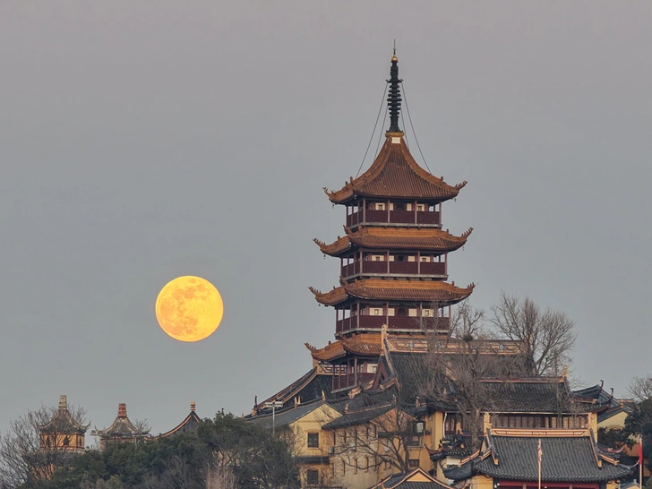 Первое в 2026 году суперлуние произошло на Земле — фотографы поделились завораживающими снимками