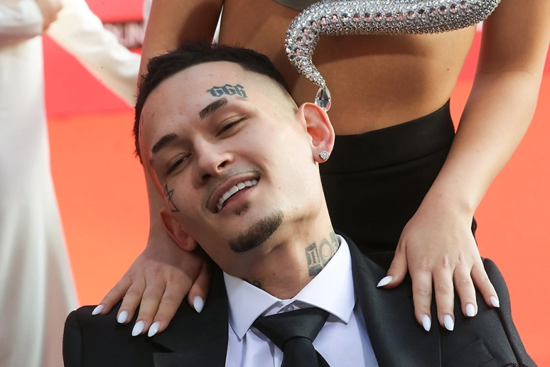 Подачки вместо концертов: зависшие на Западе знаменитости мечтают сбежать обратно в Россию