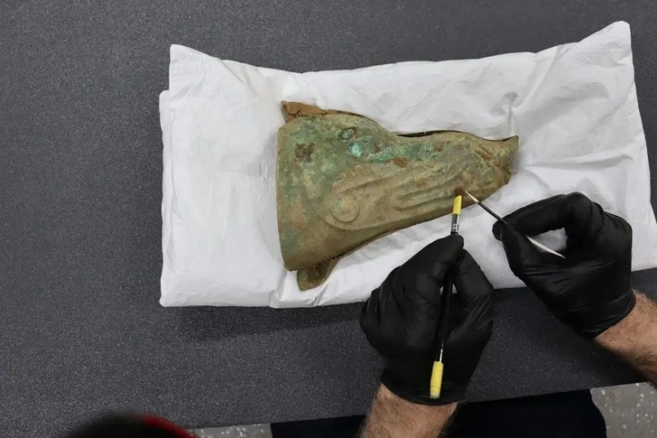 Поднимать боевой дух: в Англии нашли бронзовую трубу древних иценов, и ей около 2000 лет