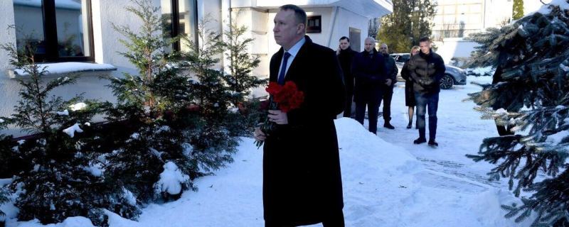 Члены партии ЛДПБ возложили цветы к посольству Венесуэлы в Минске