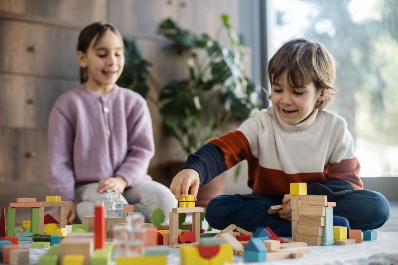 Продление работы детсадов и яслей, поддержка семей и штрафы для застройщиков: что обсудил Путин с правительством