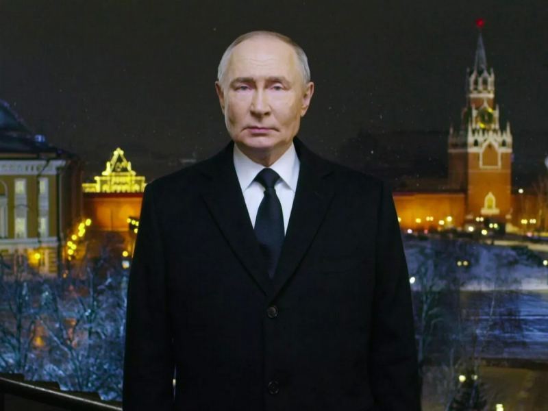 «Пустые рукава и говорит странно»: почему новогоднее обращение Путина породило слухи об ИИ-двойнике