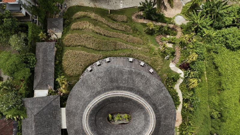 Ресторан "Juna" в Убуде принимает гостей на Бали, Индонезия