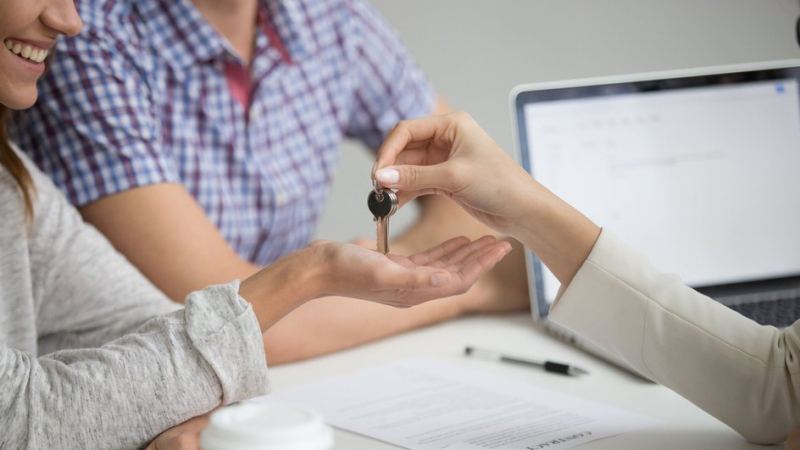 Женщина продает жилье паре в 2026 году