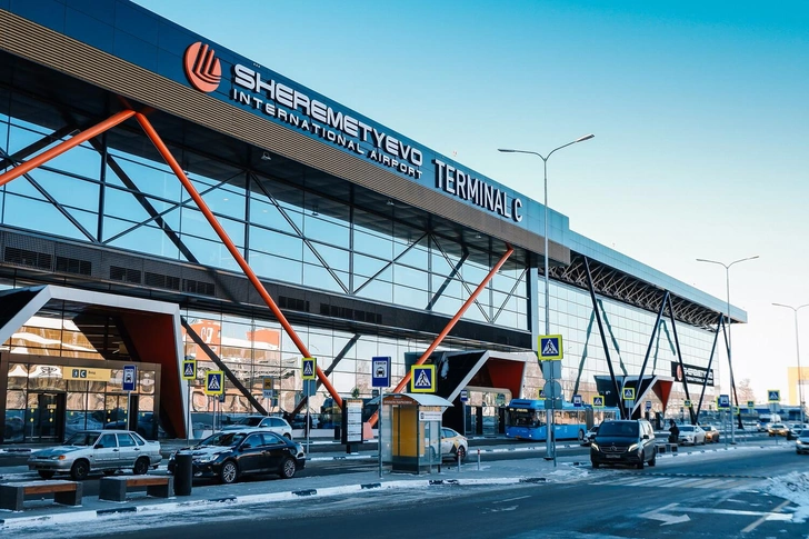 Шереметьево закрыли на прилет из-за аномальной погоды: пассажиры ночуют в терминалах и часами ждут свой багаж