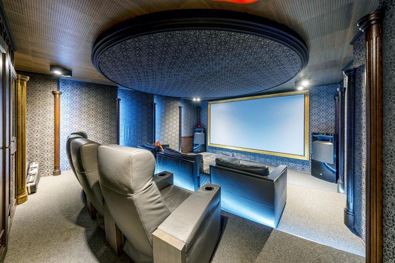 Стивен Сигал выставил на продажу свою элитную резиденцию на Рублевке