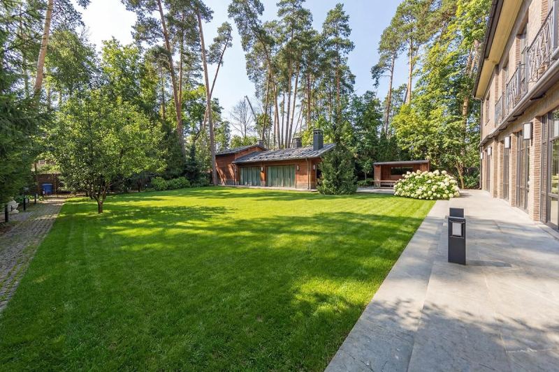 Стивен Сигал выставил на продажу свою элитную резиденцию на Рублевке