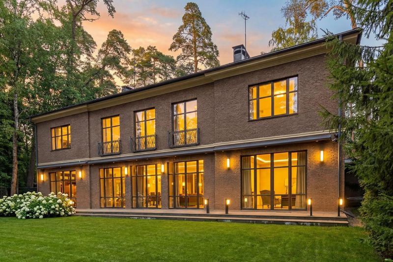 Стивен Сигал выставил на продажу свою элитную резиденцию на Рублевке