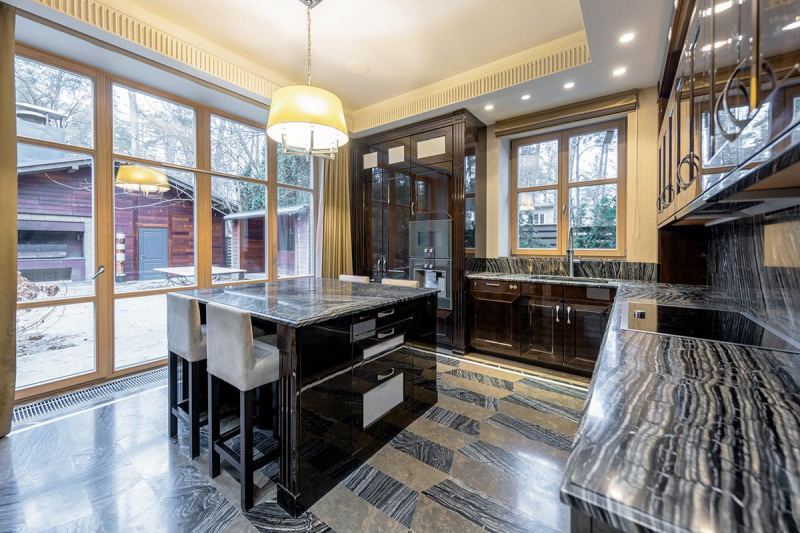 Стивен Сигал выставил на продажу свою элитную резиденцию на Рублевке