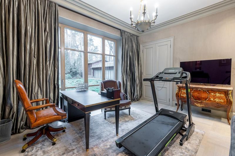 Стивен Сигал выставил на продажу свою элитную резиденцию на Рублевке