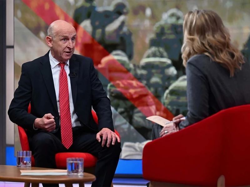 Sun: угрожавший Путину министр обороны Британии едва не попал под удар «Орешником»