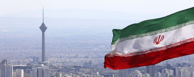 Флаг Ирана на фоне Тегерана