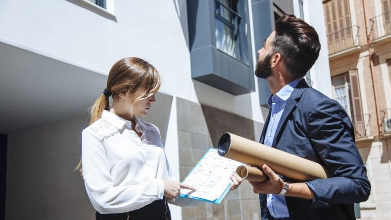 Риелтор предлагает мужчине квартиру, которую сложно продать в 2026 году