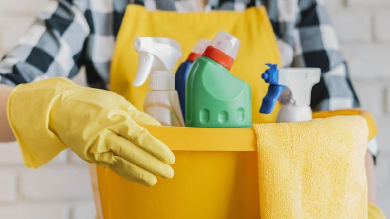 Ведро с чистящими средствами для очистки унитаза от известкового налета и мочевого камня