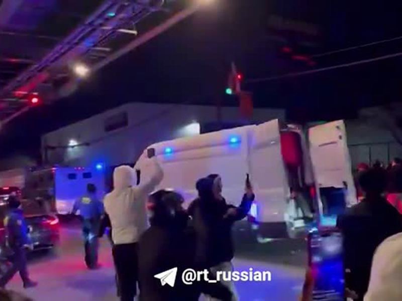 В Сети появилось видео, как захваченного Мадуро возят в клетке по Нью-Йорку на потеху публике