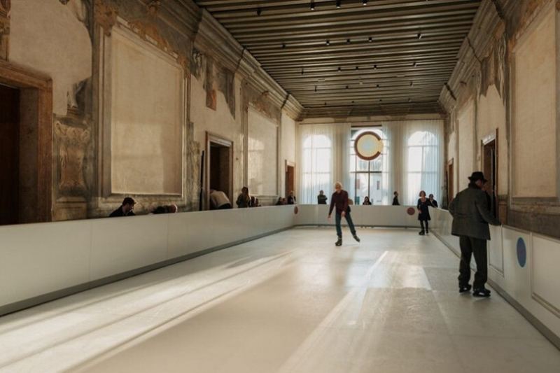 В Венеции установили каток внутри исторического палаццо