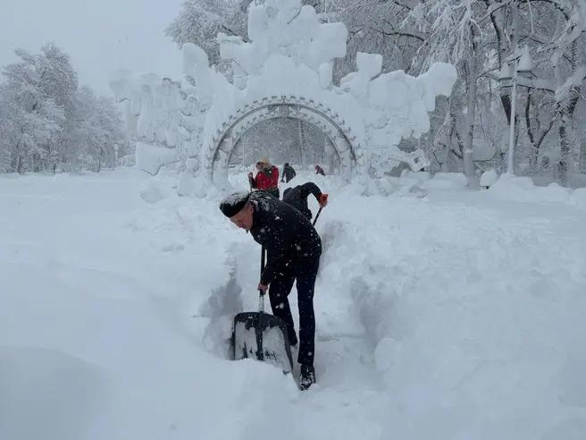 «Замерзаем уже третьи сутки»: юг России завалило снегом