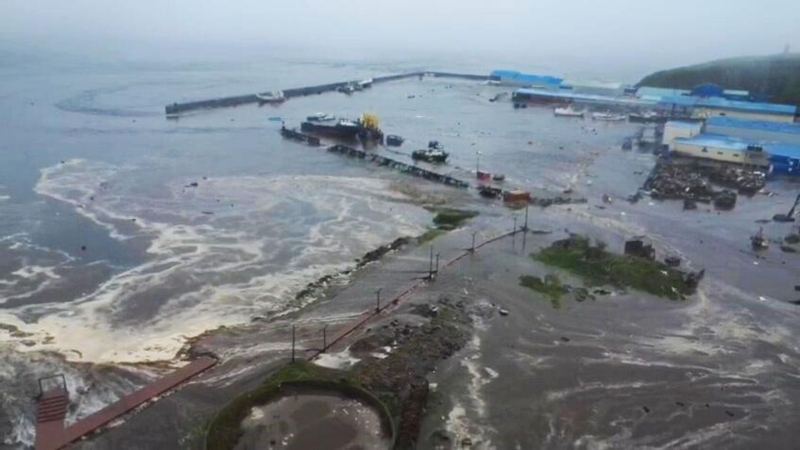 Последствия землетрясения в Северо-Курильске,где произошло землетрясение силой порядка 6 баллов. Рядом в океане амплитуда доходила до 8,3. 
