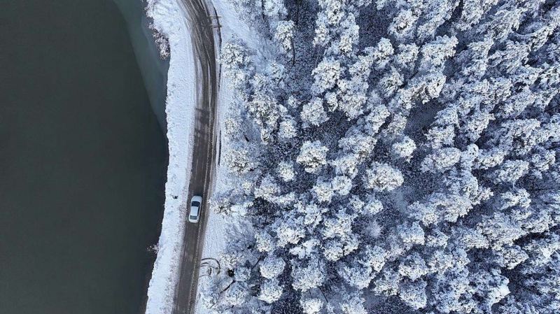 Зима рисует пейзажи: заснеженные полотна с высоты птичьего полета (фото)