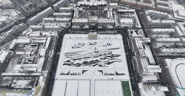 Аэрофотоснимок гигантского авианосца, построенного на заснеженном спортивном поле Харбинского инженерного университета, провинция Хэйлунцзян, Китай. 