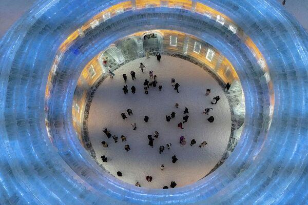 Вид сверху на подсвеченные ледяные скульптуры в Харбинском парке льда и снега. Крупнейший в мире тематический парк льда и снега ежегодно открывается в Харбине - столице провинции Хэйлунцзян на северо-востоке Китая.