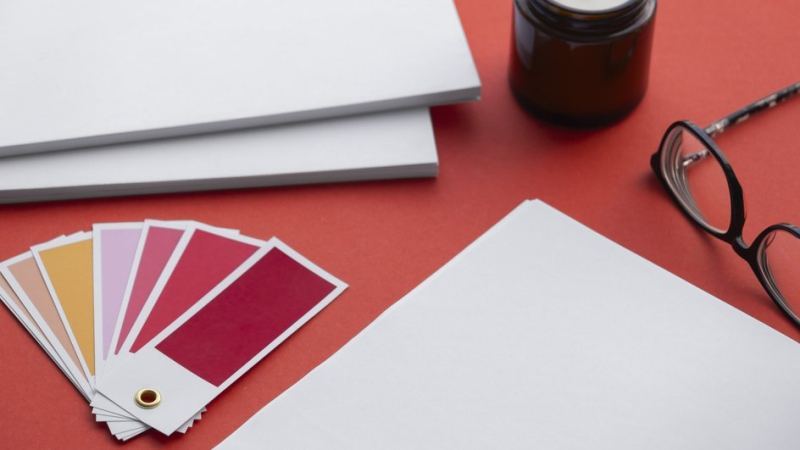 Несколько цветов из палитры Pantone на столе