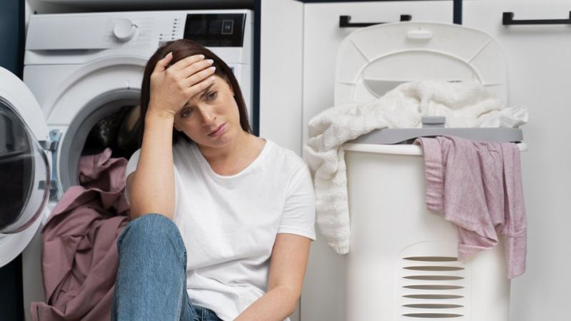 Девушка переживает, что испортила стиральную машину уксусом