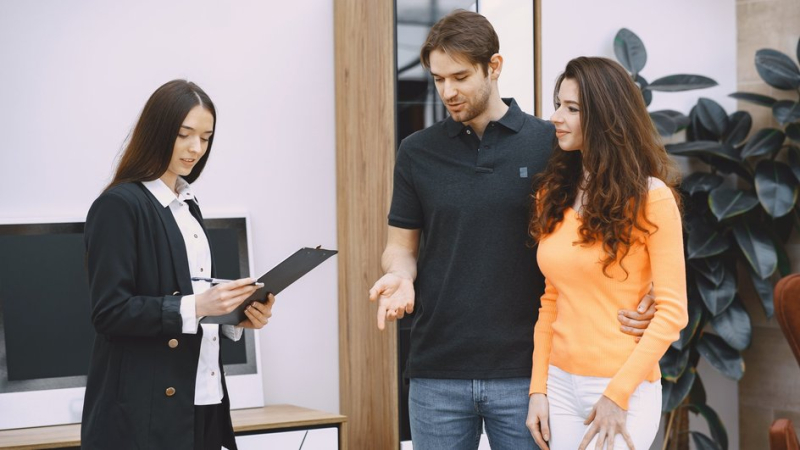 Арендодатель общается с арендаторами квартиры во время неожиданного визита