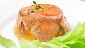 Как сварить ароматный и прозрачный холодец, который застынет без добавления желатина