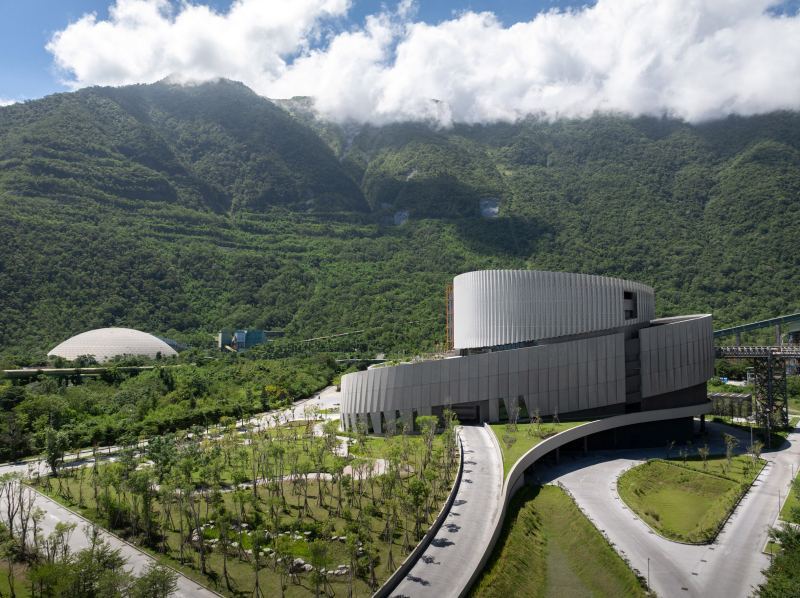 Мусоросжигательный завод со спиралевидной террасой в Тайване