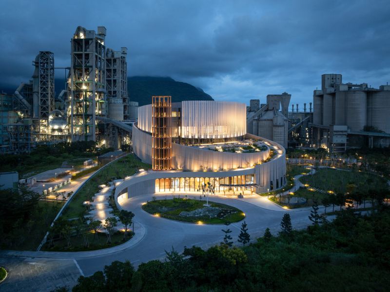 Мусоросжигательный завод со спиралевидной террасой в Тайване