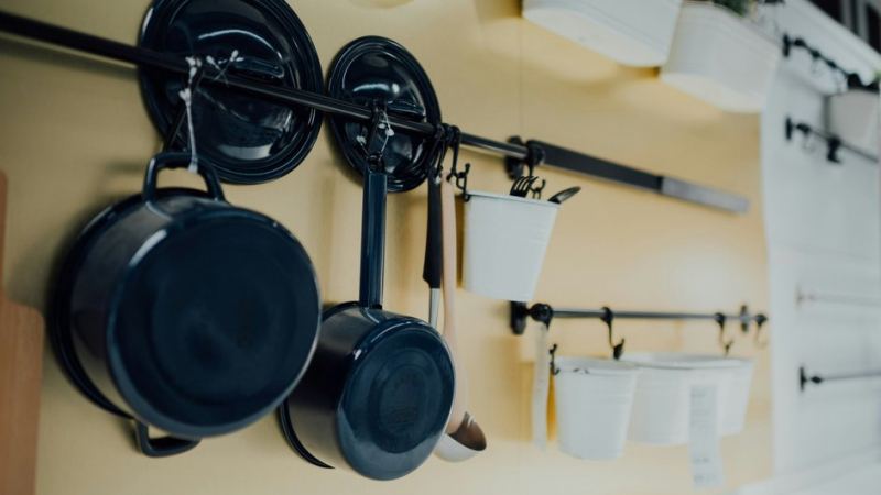 Вертикальное хранение кастрюль на кухне