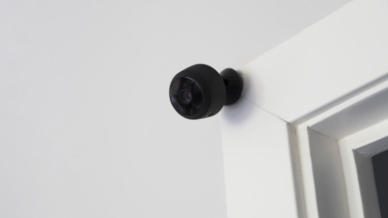 Над дверью одной из квартир в подъезде установлена видеокамера, за самовольный монтаж которой владельца могут привлечь к ответственности