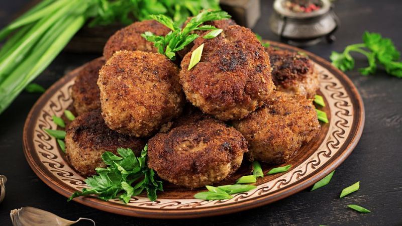 Обжаренные в панировочных сухарях котлеты лежат на тарелке