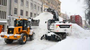 В Госдуме предлагают повысить штрафы для управляющих компаний за снег и сосульки во дворах
