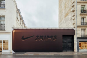 В Париже открылся поп-ап NikeSKIMS по дизайну Crosby Studios