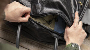 Возвращаем заевшую молнию к жизни: простой лайфхак поможет починить застежку без лишних усилий