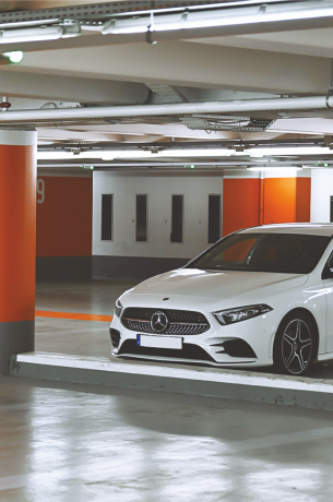 Вместительная парковка в стилобате