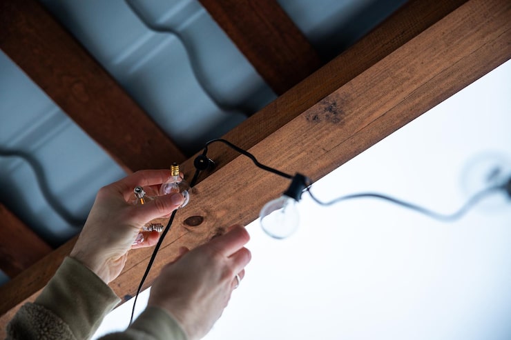 Монтаж электропроводки в деревянном доме открытым способом