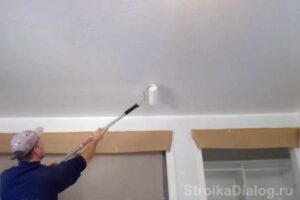 Окраска потолков водоэмульсионной краской: как подготовить, надо ли грунтовать, какой валик нужен для покраски.