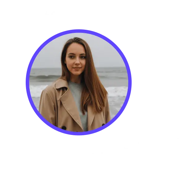 Фото девушки с длинными темными волосами в бежевом пальто на фоне моря