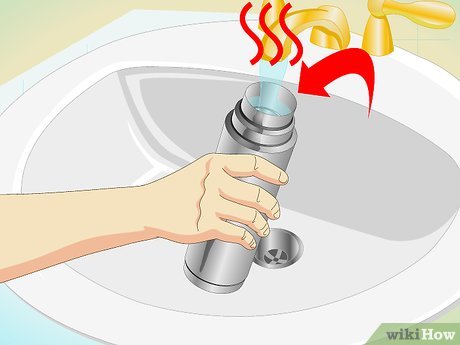 Step 1 Заполните флягу почти доверху горячей водой.