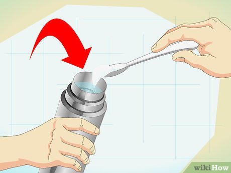 Step 2 Добавьте чайную ложку отбеливателя.