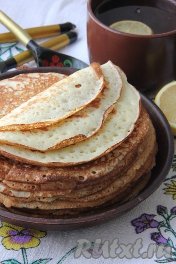 Пышные блины на сухих дрожжах и молоке с дырочками