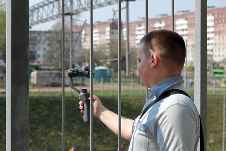 Монтаж защитного козырька над балконом из поликарбоната Монтаж защитного козырька над балконом из поликарбоната